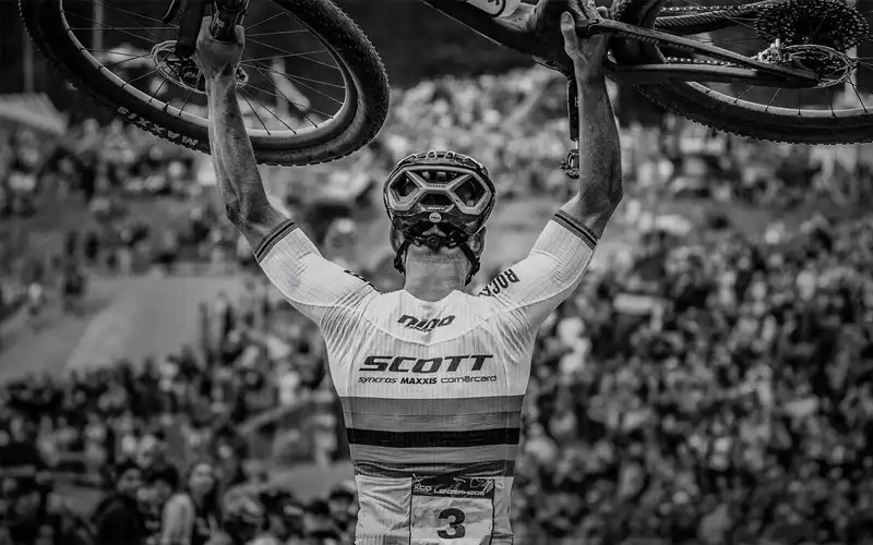 Nino Schurter despidiéndose con su Bicicleta Scott.